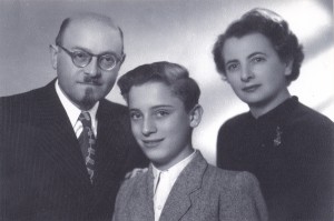 הרב פנחס יוסף תאומים, אשתו שרה ובנו אלפרד בישראל